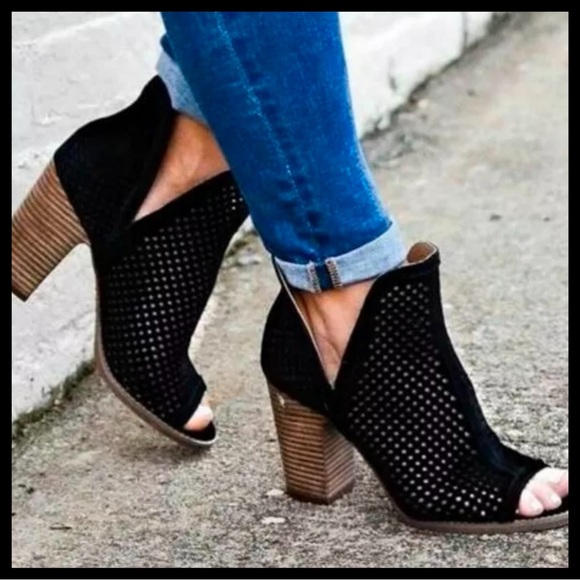 Size 9M Lucky brand Black Larise Perforated Booties. Original Box-EUC - Picture 2 of 10